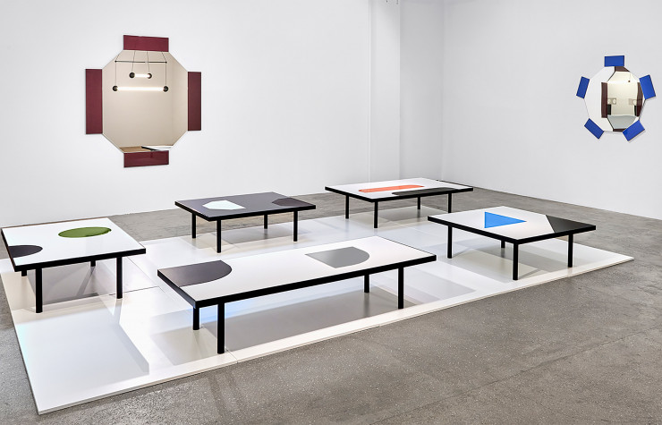 Les tables en pierre de lave émaillée « Translation » (2020) indoor et outdoor.