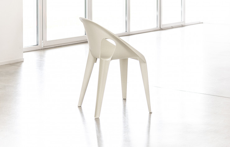 Eco-responsable, la Bell Chair se distingue également par sa légèreté avec un poids de 2,7 kg.