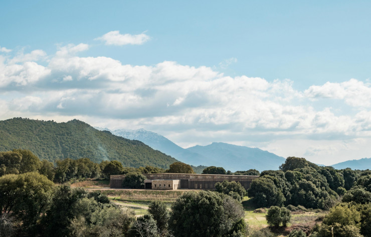 L’école A Strega, à Santa-Maria-Siché, en Corse-du-Sud. La gageure de construire dans un site remarquable.