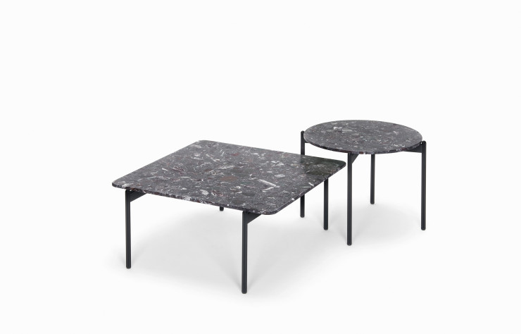 Les structures métalliques des chaiseset des tables d’appoint sont fabriquées avec des tubes d’aluminium extrudé de différentes couleurs anodisées, dotés d’un étonnant relief ondulé.