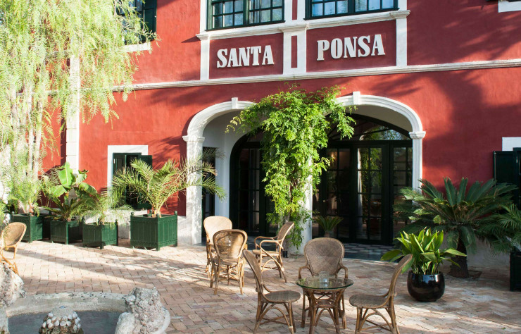 Derrière sa façade rouge, le petit palais colonial de Santa Ponsa campe l’aile gauche du concept hôtelier d’agrotourisme.