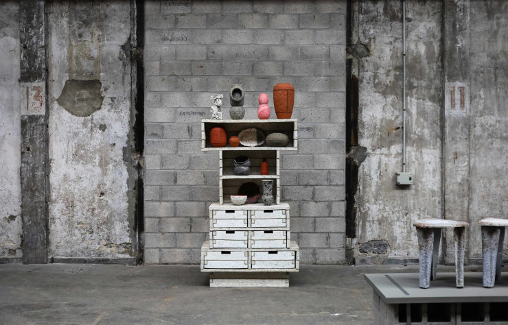Paperpulp Cabinet et Paperpulp Collectibles (2009–2019) de Debbie Wijskamp, tout en papier mâché recyclé.