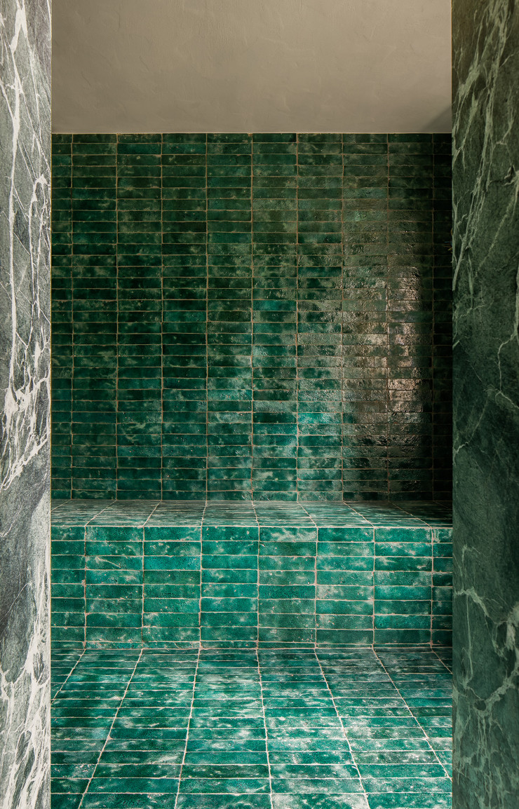 Réalisation à partir de terre cuite émaillée couleur vert émeraude dénichée par Dominique Desimpel et son associé, Tanguy Van Quickenborn, ou l’art de magnifier l’univers de la salle de bains avec des carreaux telles des pierres précieuses…