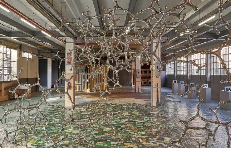 L’œuvre de Loris Cecchini, une floraison de modules métalliques.