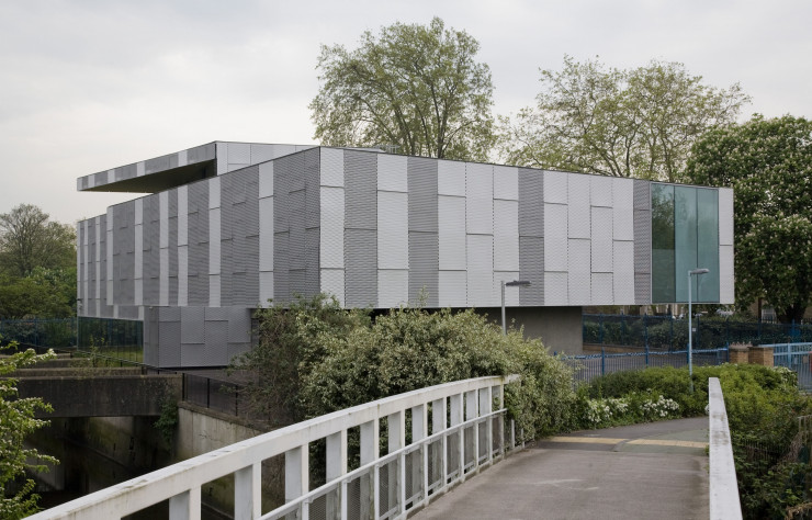 La peau architecturale métallique du Stephen Lawrence Centre à Londres.