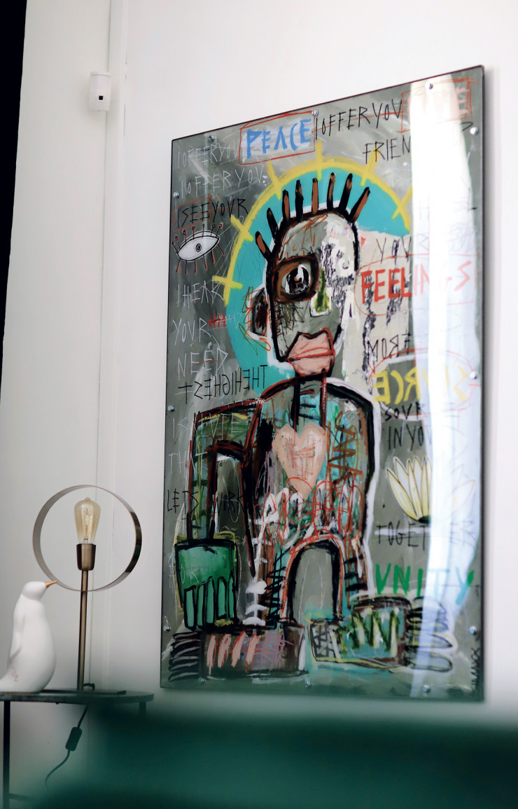 En bas à gauche, le Manchot au bec d’oré de DUZ. Sculpture en plâtre polyester, peint à la main, ciré.