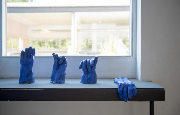 Dans le boudoir, série de gants en grès émaillé (2020).