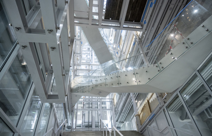 Avec son dédale d’escaliers, l’atrium réinterprète les enchevêtrements de circulations propres aux espaces piranésiens.