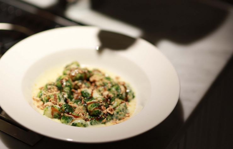 Gnocchi au pesto d’épinards, gorgonzola, noisettes et sauce marsala.