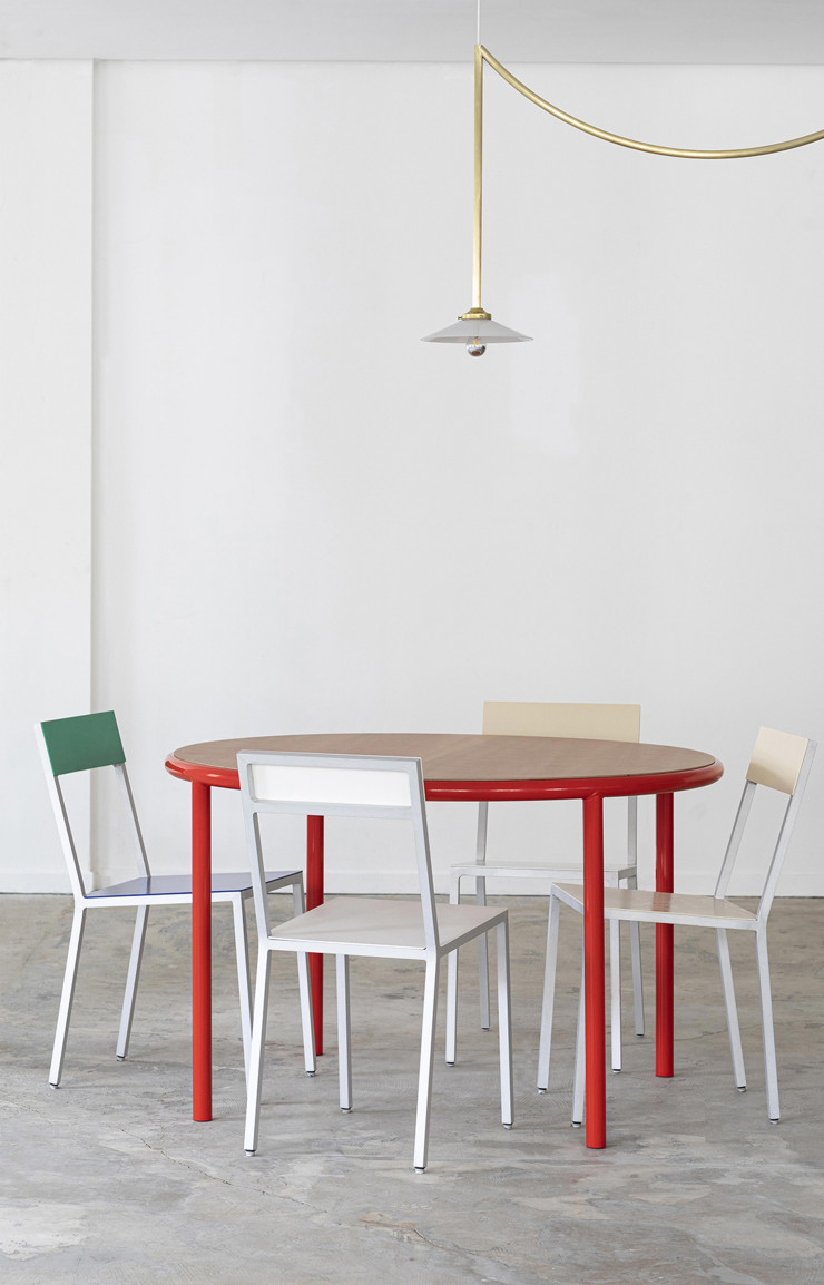 Les Alu Chairs, la Wooden Table, et la Ceiling Lamp No 5, du duo Muller Van Severen (dont l’exposition, jusqu’au 1er novembre à la Villa Cavrois, est un succès), pour Valerie_objects.