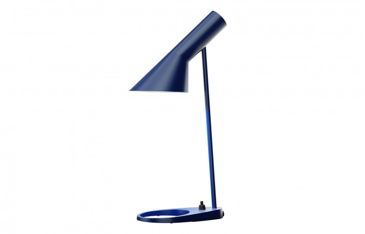 2/ Lampe de table AJ Mini (1960). Design Arne Jacobsen, H 43 cm. Louis Poulsen, 655 €.