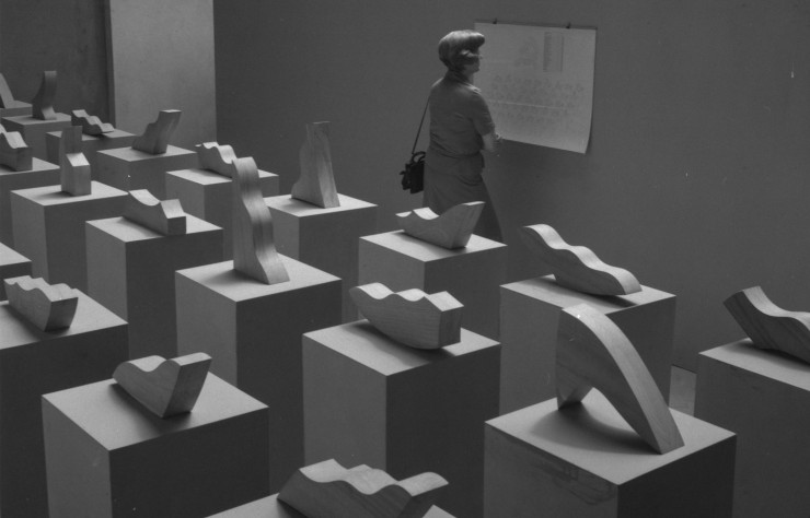 Les sculptures en bois formant les « 44 Valutazioni » ont été montrées pour la première fois à la Biennale de Venise en 1977.