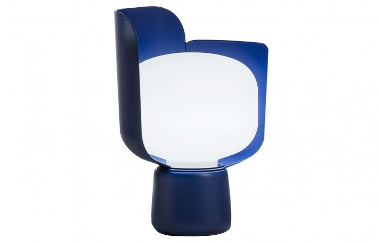 4/ Lampe de table Blom. Base en métal, pétales en polycarbonate, design Andreas Engesvik, 160 €. FontanaArte.