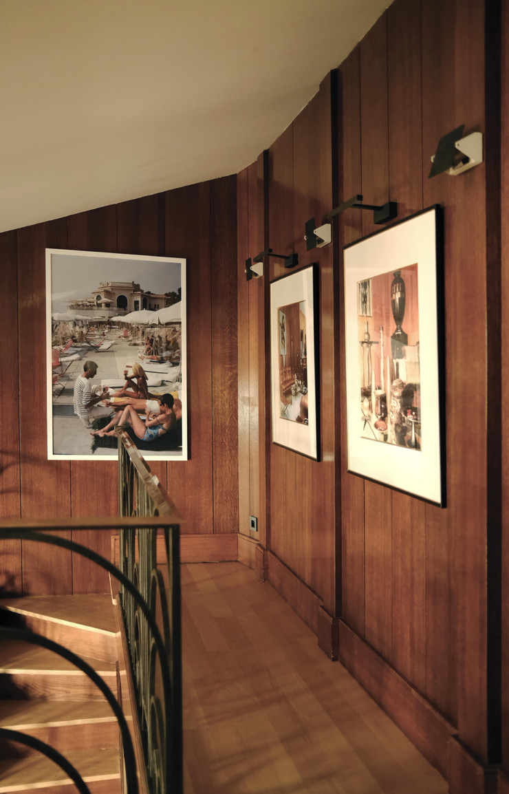 Les photographies chinées à la Galerie Française apportent une touche de modernité aux boiseries.