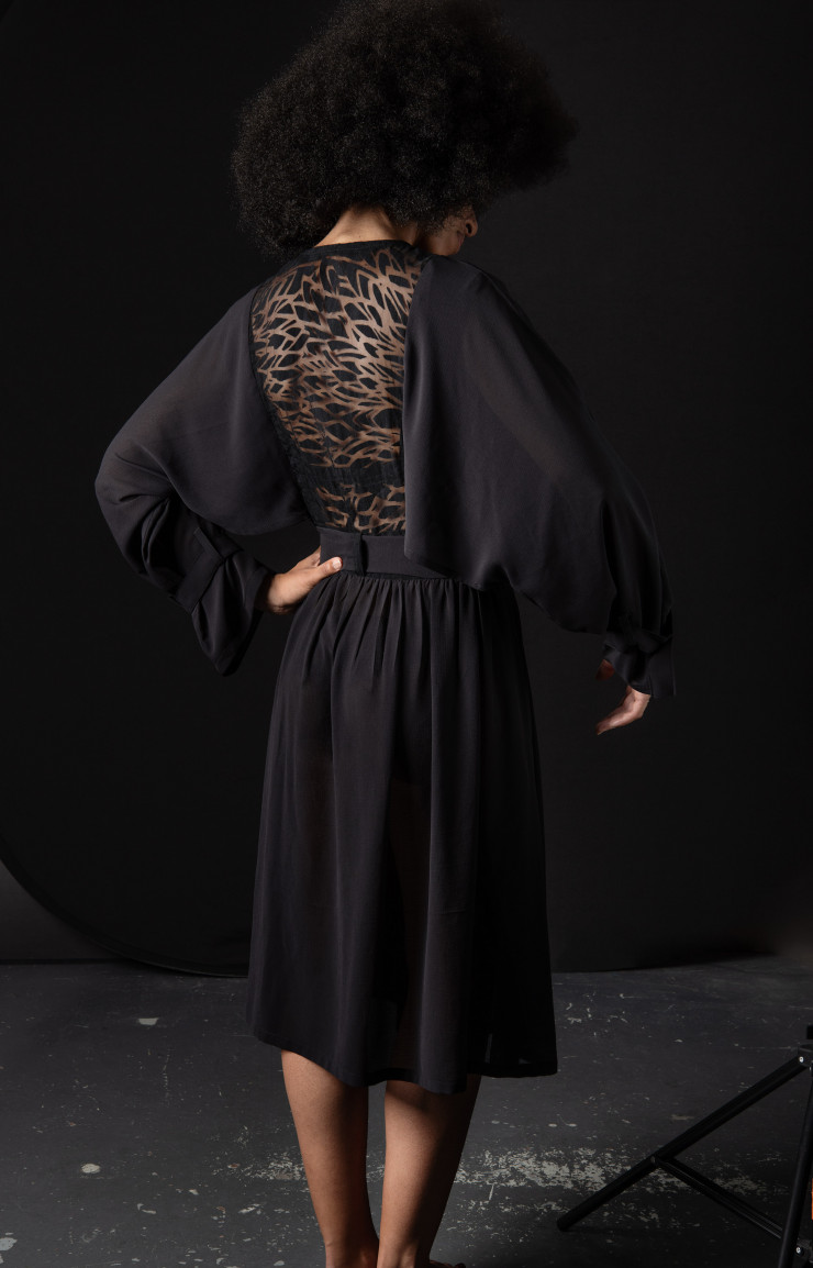 La robe Soleil noir, en soie, viscose et polyester, est une création de la couturière et styliste Katayon Atayi, qui vient d’Iran, et de la designer française Anaïs Dougnac.