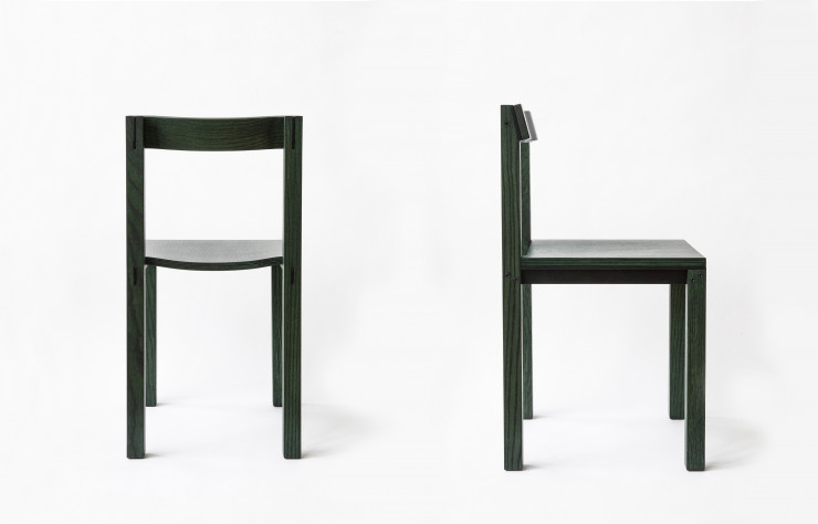 La chaise Tal est teintée dans la masse (2020, Kann Design).