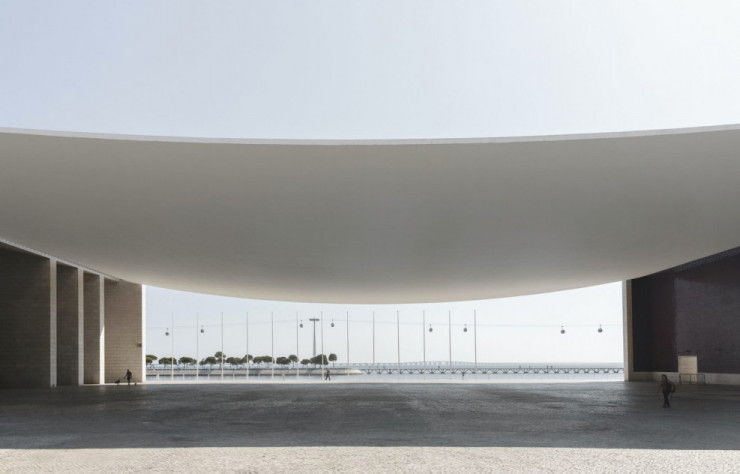 La légèreté de la voile de béton du Pavillon du Portugal d’Alvaro Siza.