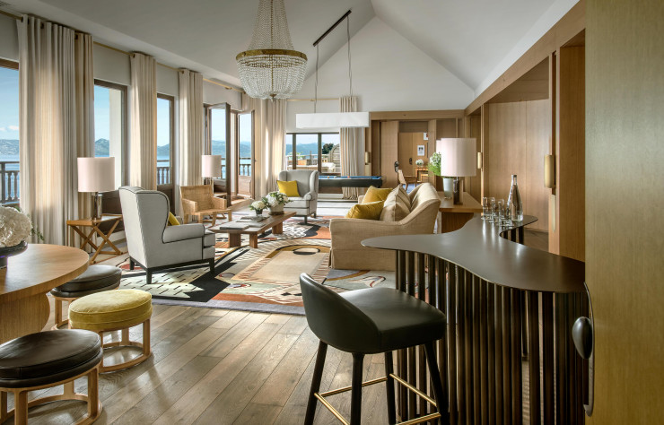 Au 6e étage, ces salons font partie des 207 m2 de la Suite royale dotée d’une terrasse privative de 60 m2 avec vue sur le lac Léman.