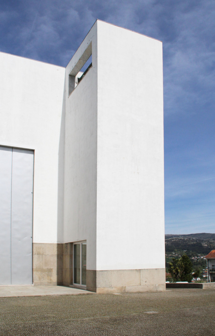 La blancheur des façades extérieures de l’église Santa Maria à Canaveses.