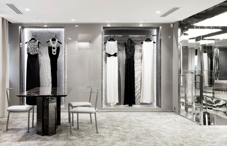 Studioparisien a redessiné la boutique Azzaro Couture de la rue du Faubourg-Saint-Honoré comme un hommage à son créateur et aux années 70.