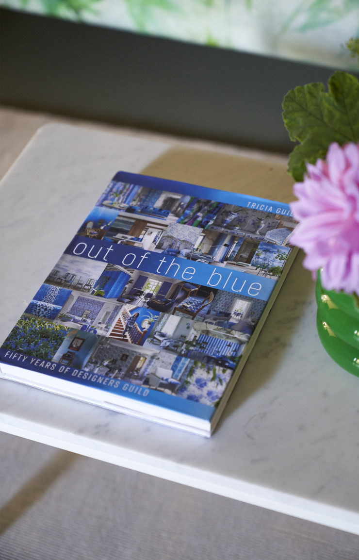 Le livre Out of the Blue, Fifty Years of Designers Guild accompagne l’exposition qui fête le cinquantenaire de l’enseigne au Fashion and Textile Museum jusqu’au 21 février 2021.
