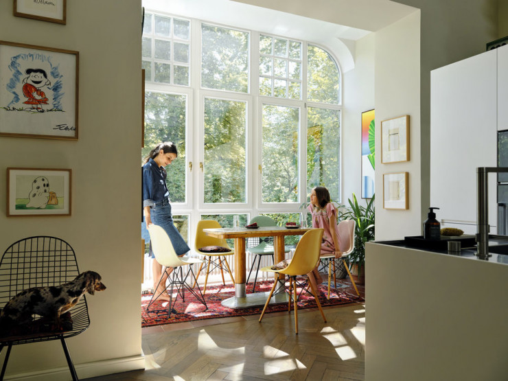 La Eames Shell Chair répond parfaitement à la tendance du dépareillé : une multitude de choix, des combinaisons infinies.