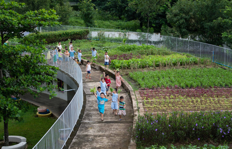 Le Farming Kindergarten est une réalisation de 2013. Cette structure d’une capacité de 500 enfants accueille sur son toit de grands potagers et espaces verts qui permettent d’éveiller les petits au monde végétal.