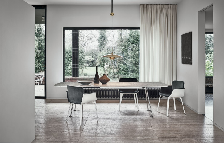 L’architecte et designer italien Piero Lissoni est sur tous les fronts. Ses chaises KN06 et leur coque en polyuréthane peuvent se lire comme un hommage aux Tulip d’Eero Saarinen.