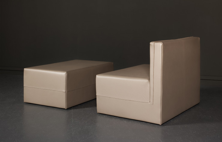 Le fauteuil Domo de Martin Szekely (2005) s’habille d’un nouveau cuir couleur sable. Grâce à un ingénieux mécanisme, cette assise d’apparence rigide se révèle d’un confort surprenant.