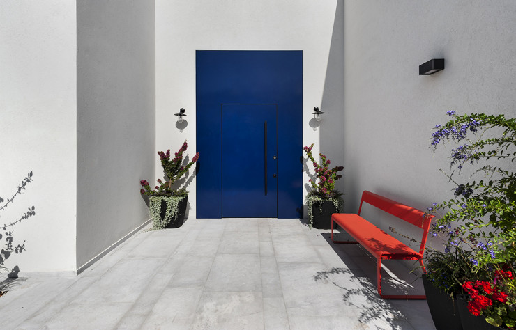 Nurit Geffen affectionne les touches de bleu pour illuminer les lieux, comme ici sur la porte d’entrée.