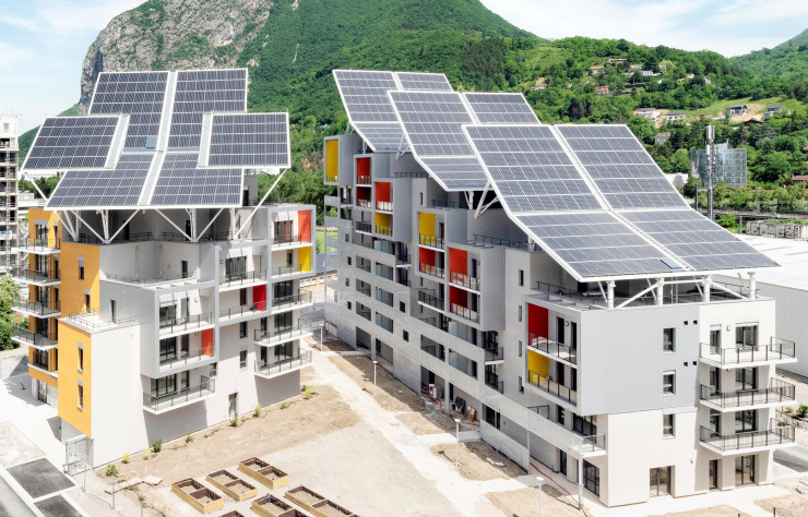 Photovoltaïque, biomasse, hydraulique, des solutions parmi d’autres à vocation sociale font entrer le nouveau quartier de l’ÉcoCité Presqu’Île, à Grenoble, dans une ère nouvelle, celle de l’après carbone.