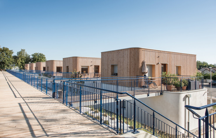 La démarche environnementale de l’agence AZCA est au cœur de ce projet de Village Seniors, à Neuilly-lès-Dijon : 21 logements répartis entre douze appartements T2 et neuf T3, dont les matériaux de construction sont bio-sourcés et locaux.