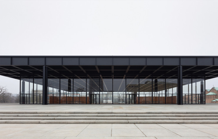 La Neue Nationalgalerie est posée sur un terre-plein qui renforce son horizontalité.