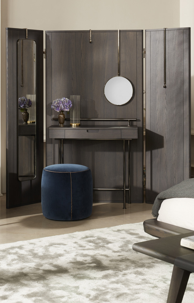 La chambre vue comme un cocon : la collection « Stay », de Neri+Hu (Cassina), complète la gamme de lits par une coiffeuse et un paravent en noyer et en frêne.