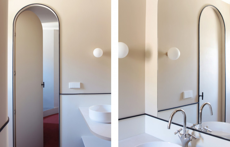 La salle de bains reprend le même langage graphique que le reste de l’appartement, avec la présence de courbes douces et l’utilisation de pierre dans la douche.