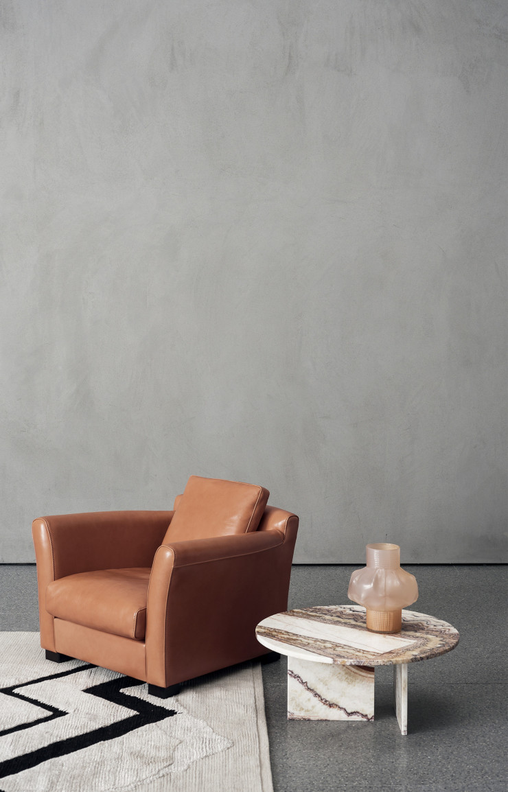 Sur le tapis Atlas (design interne) réalisé à Katmandou, en laine tibétaine, l’intemporel fauteuil Diner (2014) en cuir, de Piero Lissoni, jouxte la table en marbre Tebe (2017). Le tout se confond avec les nouveautés.