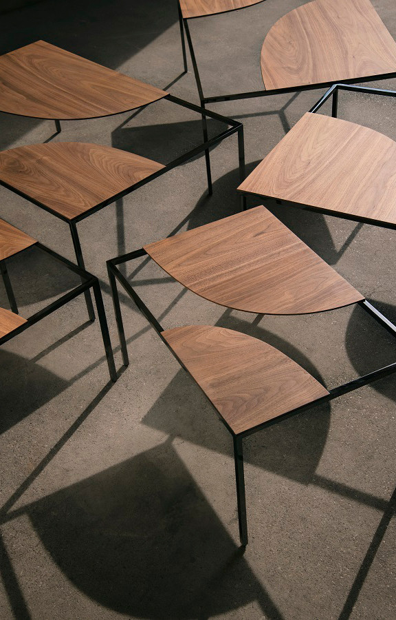 Oki Sato du Studio Nendo a dessiné la table Creek pour La Manufacture Paris avec un plateau ajouré.