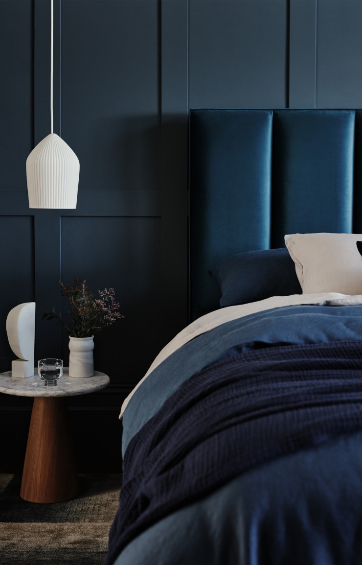 5/ Dans cette chambre à coucher en harmonie de bleus, lit et matelas Regal Superb et sommier Prestige, 12 749 €. Vispring.