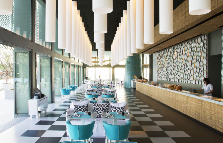 La Sirena, le restaurant de l’hôtel Como Point Yamu, signé Paola Navone à Phuket, en Thaïlande, redéfinit le luxe à base d’éléments artisanaux locaux.