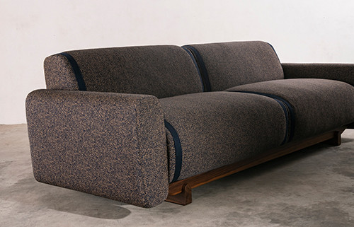 Avec le canapé Pola, le designer Sebastian Herkner réactive le mobilier consistant-rassurant, à la ligne affinée par des ganses de tissu en contraste.