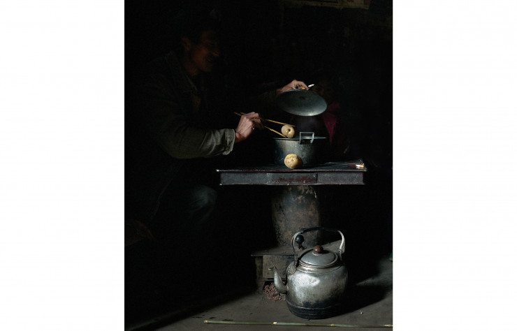 Dans l’oeil de Robert van der Hilst, le quotidien d’une cuisine de la Chine rurale évoque le clair obscur d’une nature morte flamande.