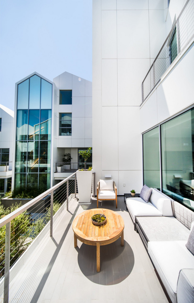La terrasse et le balcon sont indispensable à Beverly Hills. Les trois typologies d’habitations en disposent et offrent ainsi à ses habitants la possibilité de vivre dehors presque toute l’année.