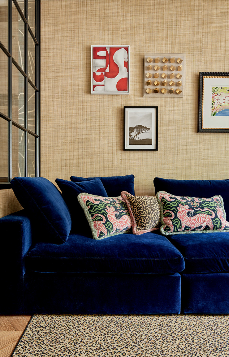 Dans le salon, canapé en velours marine (Sofa.com). Coussins Clarence House. Tapis imprimé léopard Tim Page Carpets.