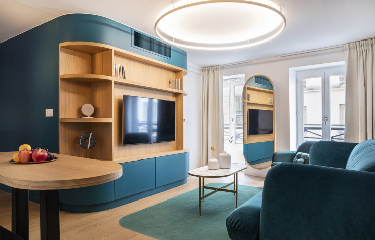 Chez Beauquartier Grands Boulevards, une chambre d’hôtel qui se fait passer pour un appartement parisien.