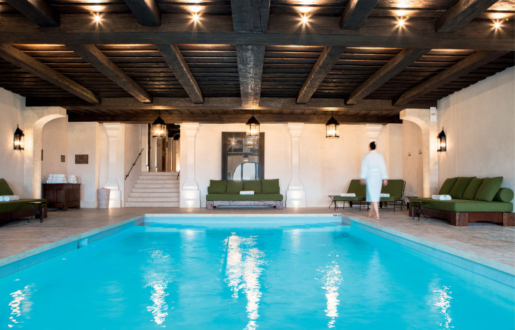 La piscine intérieure de la La Bastide de Gordes.