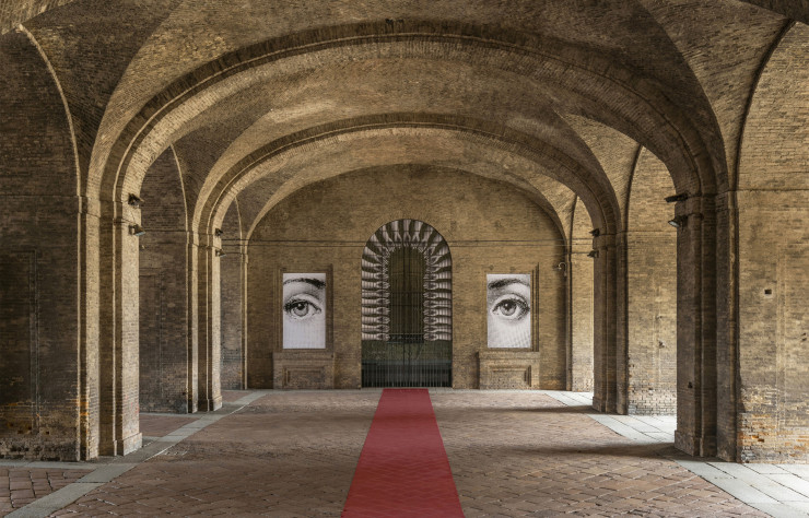 En intérieur comme en extérieur, l’univers de Fornasetti exploite l’architecture classique du palazzo.