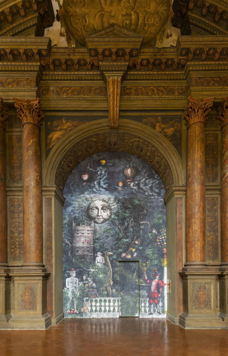 À l’entrée du théâtre Farnèse, une peinture de Fornasetti se dissimule dans le décor floral, entre les colonnes du Palazzo.