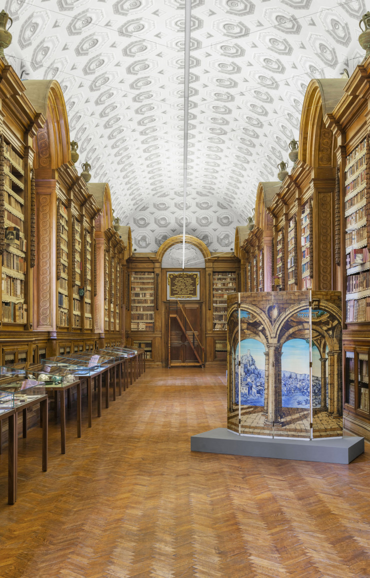 La bibliothèque et ses 21 vitrines qui exposent dessins, objets, textes, pour inviter à découvrir l’univers protéiforme de Fornasetti.