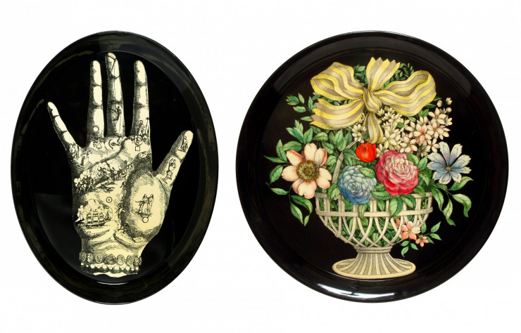 À gauche, plateau « Main » (début des années 1950). Lithographie sur métal.À droite, plateau « Cesto d’oro » (début des années 50). Lithographie peinte à la main sur métal.