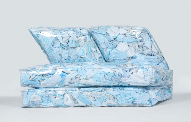 Le canapé aux faux airs d’iceberg permet de recycler des masques en Italie.